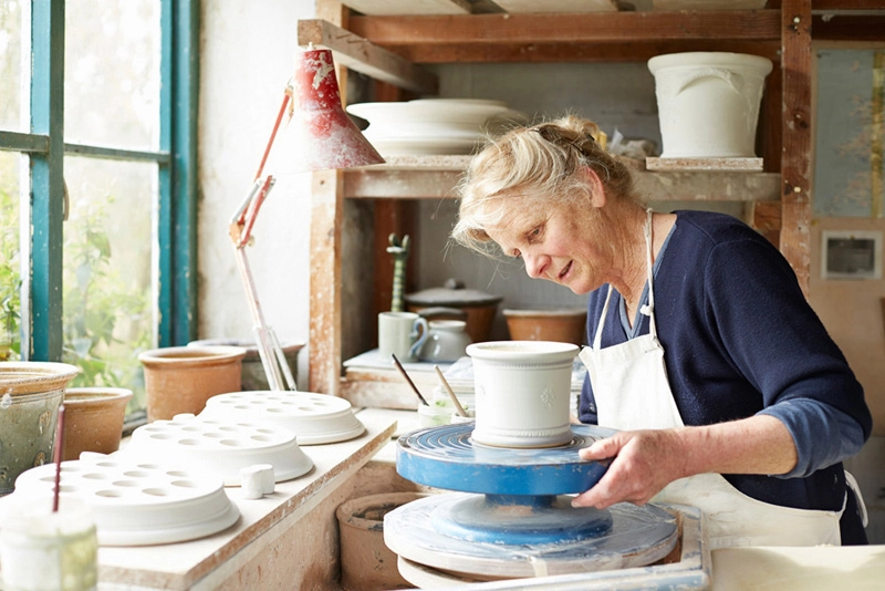 mujer haciendo alfareria